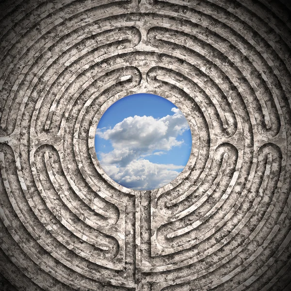 Himlen sett genom en labyrint ristade i sten - business conc — Stockfoto