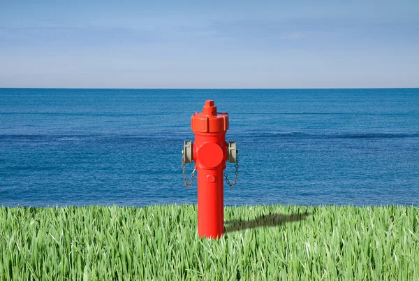 Hidrante de fuego junto al mar — Foto de Stock