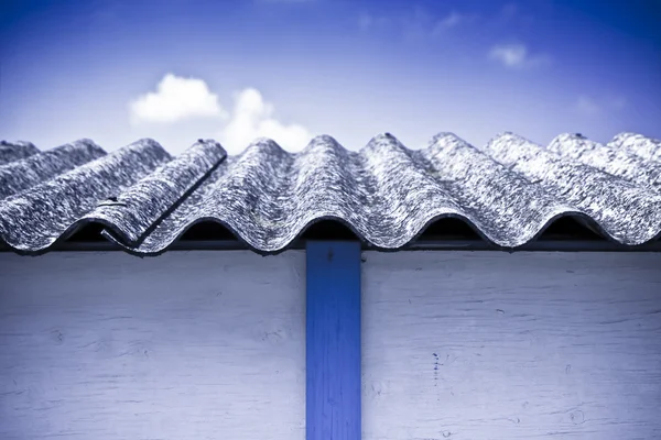 Azbestowych dach - badania medyczne wykazały, że azbest par — Zdjęcie stockowe