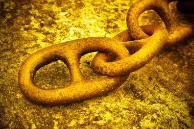 Bir beton blok için ayrıntılı bir eski paslı metal zincir bağlantılı