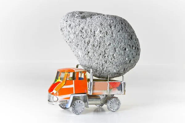 Camión cargado de piedras - imagen conceptual — Foto de Stock