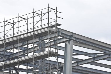 CONSTRUCTION SITE FOR THE CONSTRUCTION OF A GALVANIZED STEEL STRUCTURE WITH BEAMS AND PILLARS - Safety work with scaffolding