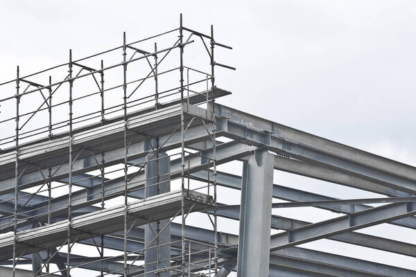CONSTRUCTION SITE FOR THE CONSTRUCTION OF A GALVANIZED STEEL STRUCTURE WITH BEAMS AND PILLARS - Safety work with scaffolding
