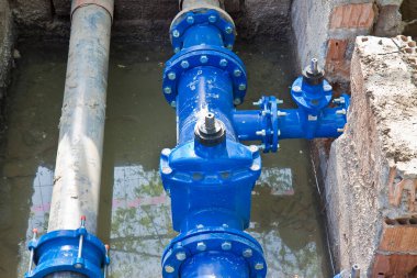 Yeni bir içme suyu hidrolik sisteminin detaylı inşaatı yol yüzeyinin altında gerçekleştirilecek..