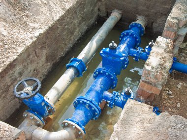 Yeni bir içme suyu hidrolik sisteminin detaylı inşaatı yol yüzeyinin altında gerçekleştirilecek..