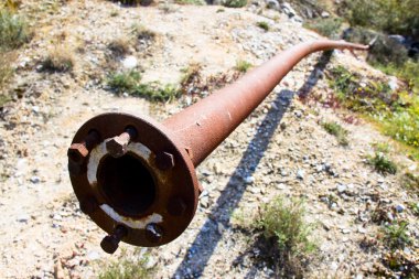 Eski paslı metal boru hattı