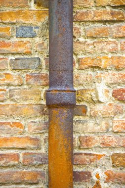 Bir tuğla duvara downpipe detay