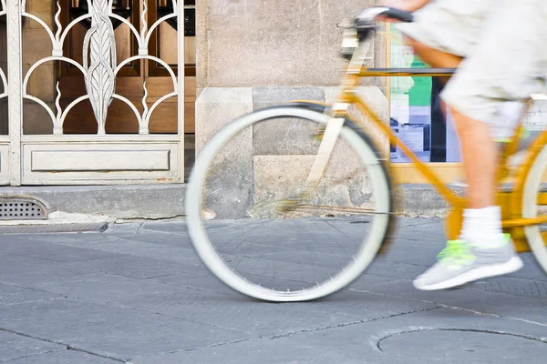 街をサイクリング — ストック写真