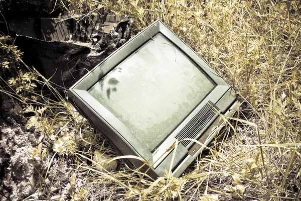 Antiguo CRT de televisión abandonado en un vertedero ilegal —  Fotos de Stock