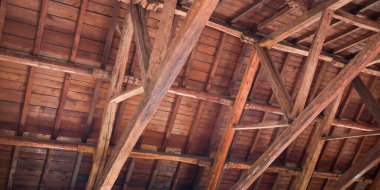 Çatı kirişleri ve güveni olan eski ahşap çatılı ve geleneksel mimari tasarımlı kırsal ahşap tavanın detaylı görüntüsü Pınar geçidi olarak adlandırılır.