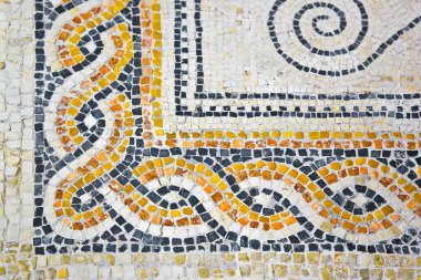 Jeometrik PATTERN ve geometrik şekilli, küçük renkli taş karolardan oluşmuş renkli taş taşlarla ANCIAN ROMAN MOSAİK Zemin