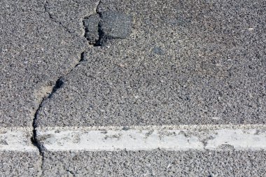Motorlu taşıtların geçişi için tehlikeli derecede hasarlı asfalt ile eski ve çatırdayan ASPHALT Yolu