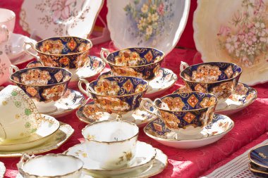 COLORED El yapımı Bulaşıklar ve CERAMİKLERİ ELlerce boyanmış - ikinci el ürünler satmak için bit pazarı