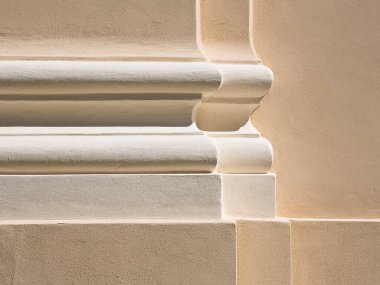 Renkli alçı duvarlı sütun tabanı ve klasik bir İtalyan kilisesinin çerçevesi.