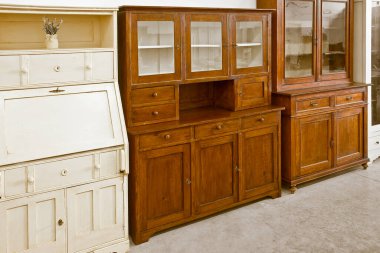 GİRİŞ İTALYA KONUŞTURULARI İSTİYOR İSTİHTARAT Şov Salonunda - Cam kapılı ve çekmeceli antika ahşap mobilyalar, depolama ve ev dekorasyonu için ideal