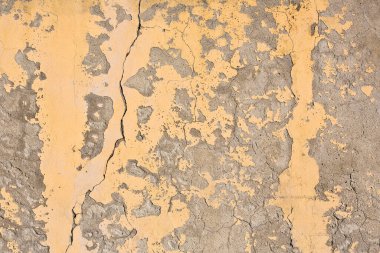 Yaşlanmış, çürümüş ve nemden etkilenmiş beton alçı tabakasından dökülüyor.