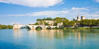 Saint Benezet antik kırık ortaçağ köprüsü ile Avignon şehir (Avrupa-Fransa-Provence)