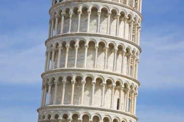 Meşhur Eğik Kule, kirliliğin zararından tamamen arınmıştır (İtalya - Toskana - Pisa)