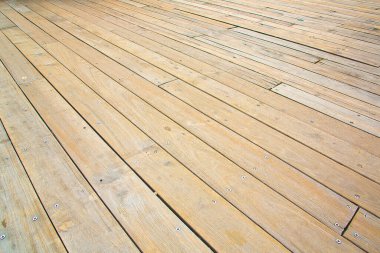 Yeni ahşap döşeme döşemeleri, çapraz rotalı kullanım için.