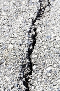 Çatlak, kırık ve hasarlı asfalt yol ayrıntıları