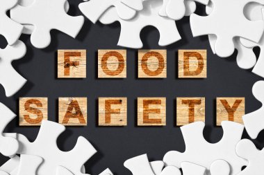 Gıda endüstrisinde Gıda Güvenliği ve Kalite Kontrolü - karanlık bir arka plana karşı kavram metni