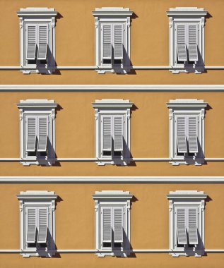 YENİ YENİ İTALYA YÜKSETİCİ CİNAYETLERİ ve Koyu renk alçı duvarlara karşı ahşap kaplama