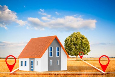 Arazi yönetimi - inşaat ve konut geliştirme için boş bir araziye sahip emlak kavramı - yalnız ağaç ve ev modeli kavramı