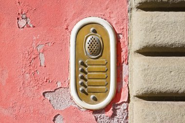 Kırmızı sıva üzerine eski renkli bell sistem