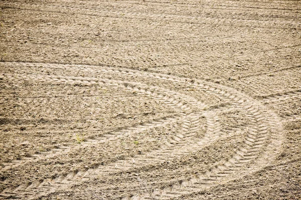 Следы трактора на вспаханном поле — стоковое фото