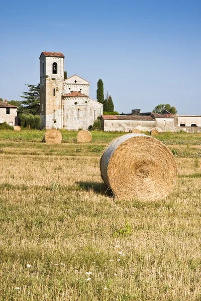 Typisch toskanische romanische Kirche — Stockfoto