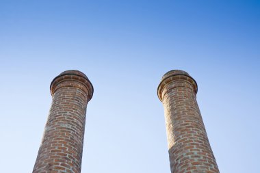 İki eski gökyüzü üzerinde izole baca tuğla