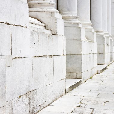 Romanesk bir İtalyan Kilisesi mermer sütunların Bankası 