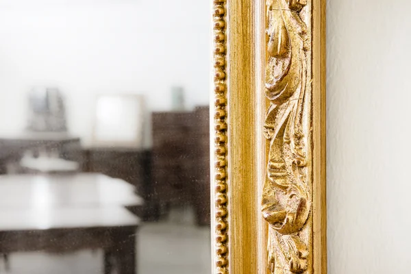 详细的雕刻和金色的木制框架 — 图库照片