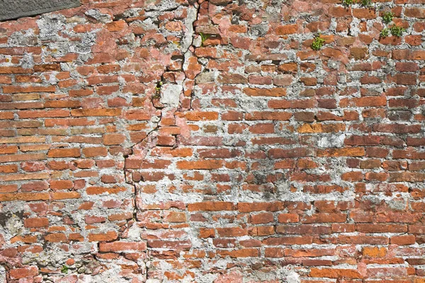 Mur de brique profondément fissuré — Photo