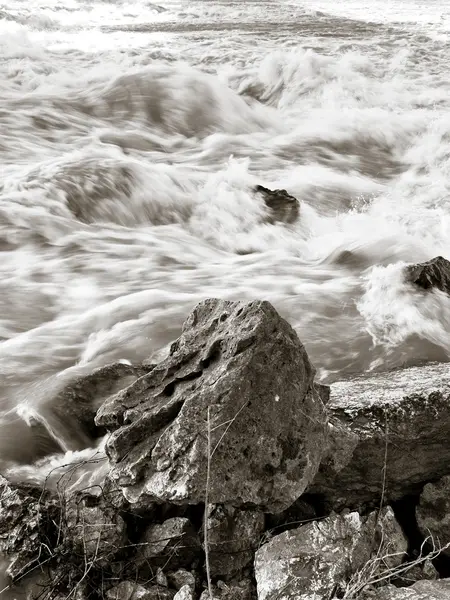 Rivière en crue après plusieurs jours de pluie avec espace de copie — Photo