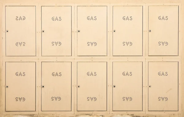 Caja metálica protectora de medidor de gas en un edificio de condominio —  Fotos de Stock