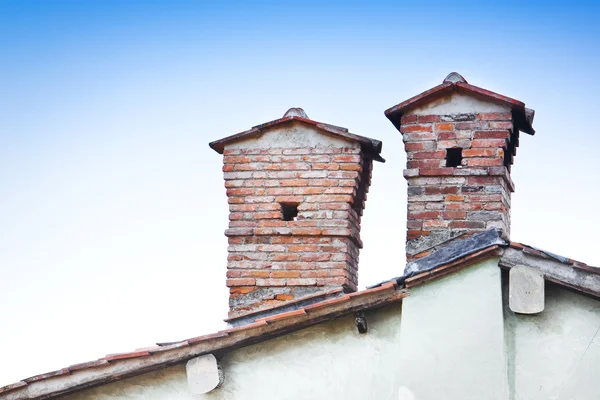 Cheminée typique en brique sur un toit en tuscany — Photo