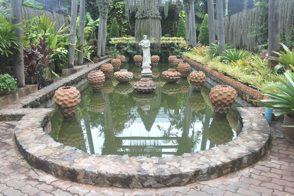 Sebuah kolam di taman Botani dekat kota Pattaya di Thailand — Stok Foto