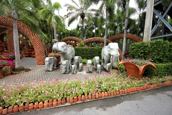大象和花和花盆弄东巴热带植物园泰国芭堤雅市附近 — 图库照片