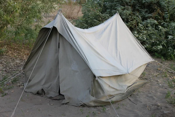 Een oude Sovjet-Unie tent op een picknick in een forest op een zand met gras Rechtenvrije Stockfoto's