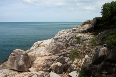 Taşlar ve tepeler ve Tayland Koh Samui adasında uzak bir gemi ile bir Siam plaj