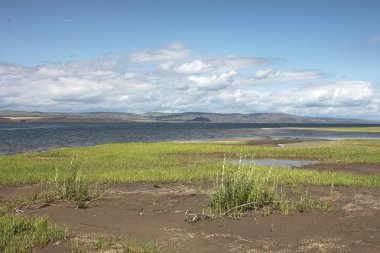 Güneşli bir günde değil çok uzak Novosyolovo Köyü Krasnoyarsk Krayı Rusya'da Yenisey Vadisi