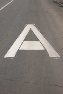 bir büyük harf şeklinde yol otobüs şeridi üzerinde beyaz işareti bir