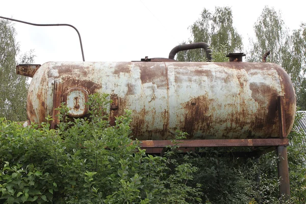 En gammal rostig cistern i en trycket vatten station på datja i Ryssland — Stockfoto