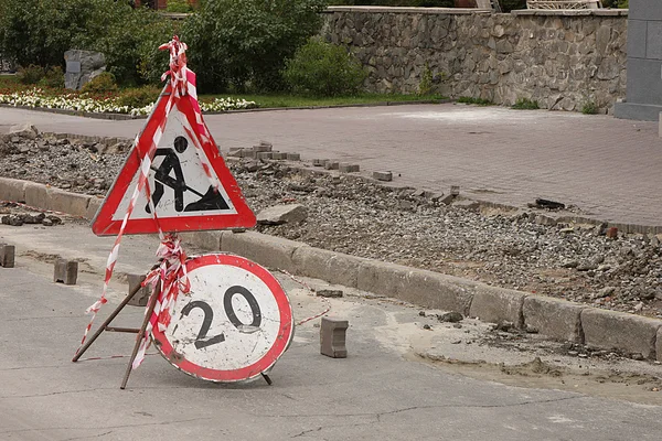 Обмежувальний знак на тротуарі Ремонт і обмеження швидкості в межах 20 км навпроти місця ремонту Ліцензійні Стокові Зображення