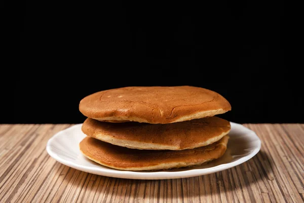 Tumpukan Pancake Piring Putih Dengan Latar Belakang Gelap — Stok Foto