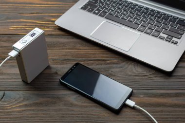 Akıllı telefon Power Bank 'tan şarj oluyor.
