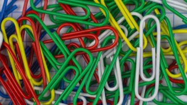 Hareket animasyonunu durdur. Çoklu renkli kağıt ataçları canlandırılmış arkaplan. Ofis kavramı