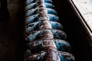 Eski model paslı radyatör. Kışlık evin ısıtılması kavramı. Eski evlerde kötü ısıtma