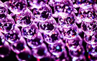 Soyut arkaplan - Noel dekorasyonu veya kristal avize kolyesi veya siyah üzerine mor renkli toplar.